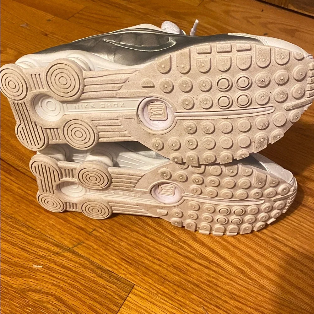 Nike Shox R4 GS Size W 7.5 ( Youth 5.5Y EUR 38) White/Silver EUC - Picture 7 of 12